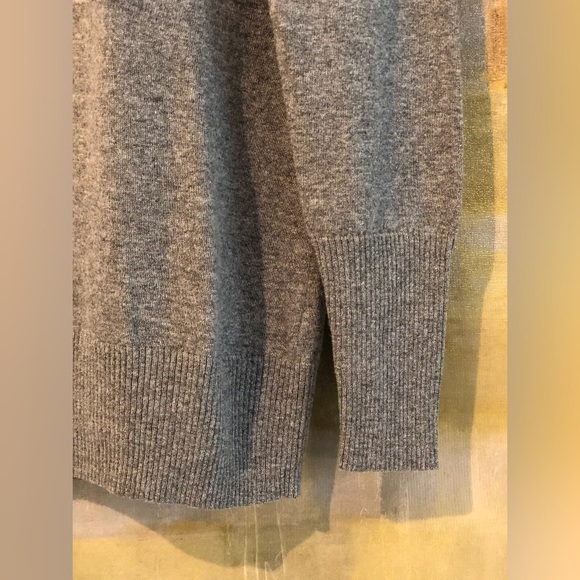 BANANA REPUBLIC Luxury Cashmere Blend Gray Sweater - Picture 4 of 8